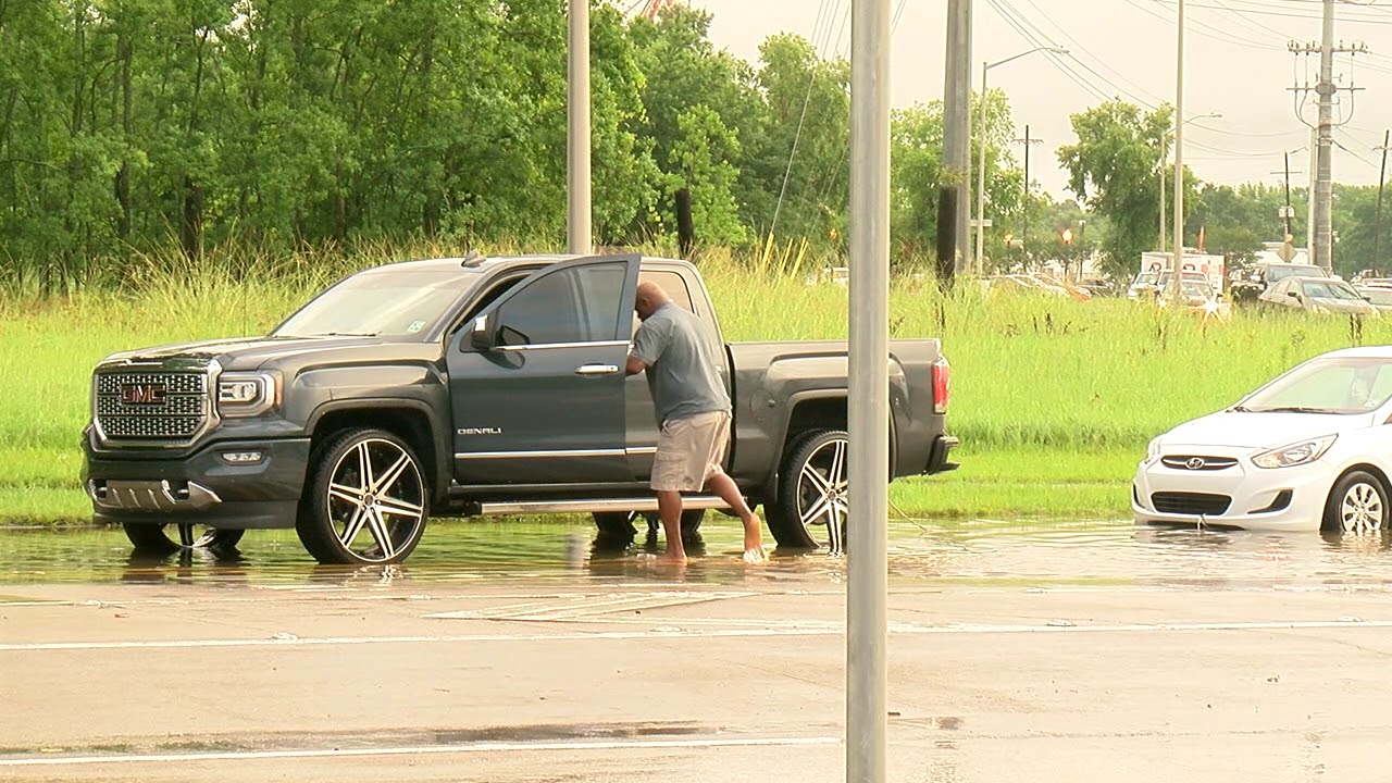Good Samaritan rescues woman's car from flooded road