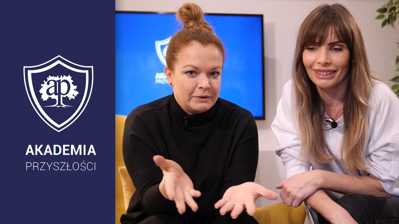 Agnieszka Dygant i Daria Widawska słuchają opowieści wolontariuszy i podopiecznych Akademii :)
