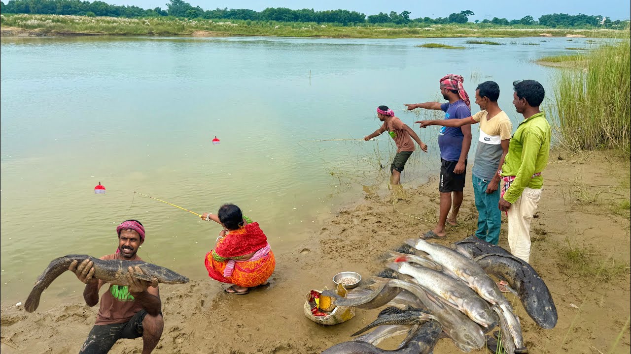 Fishing video || Man & women in village caught fish using different types of bait in the Ajay River