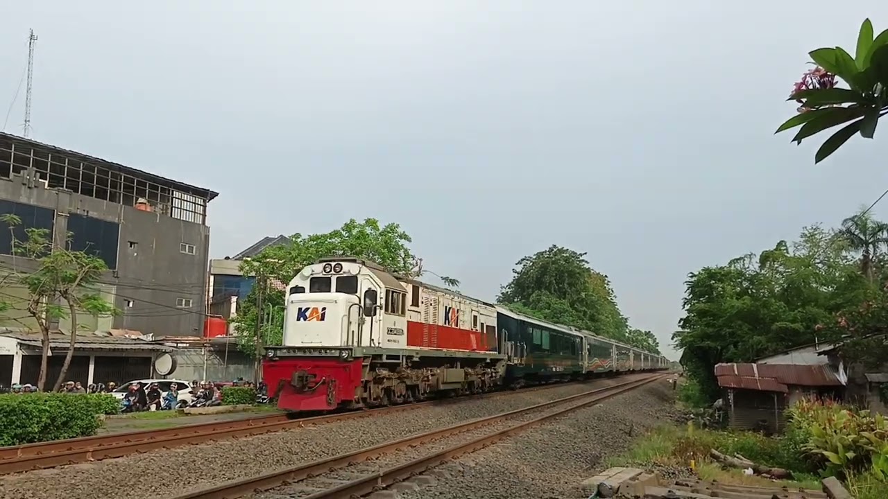Ngabuburit sambil hunting kereta di karawang #huntingkereta #railfansindonesia #keretaapiindonesia 