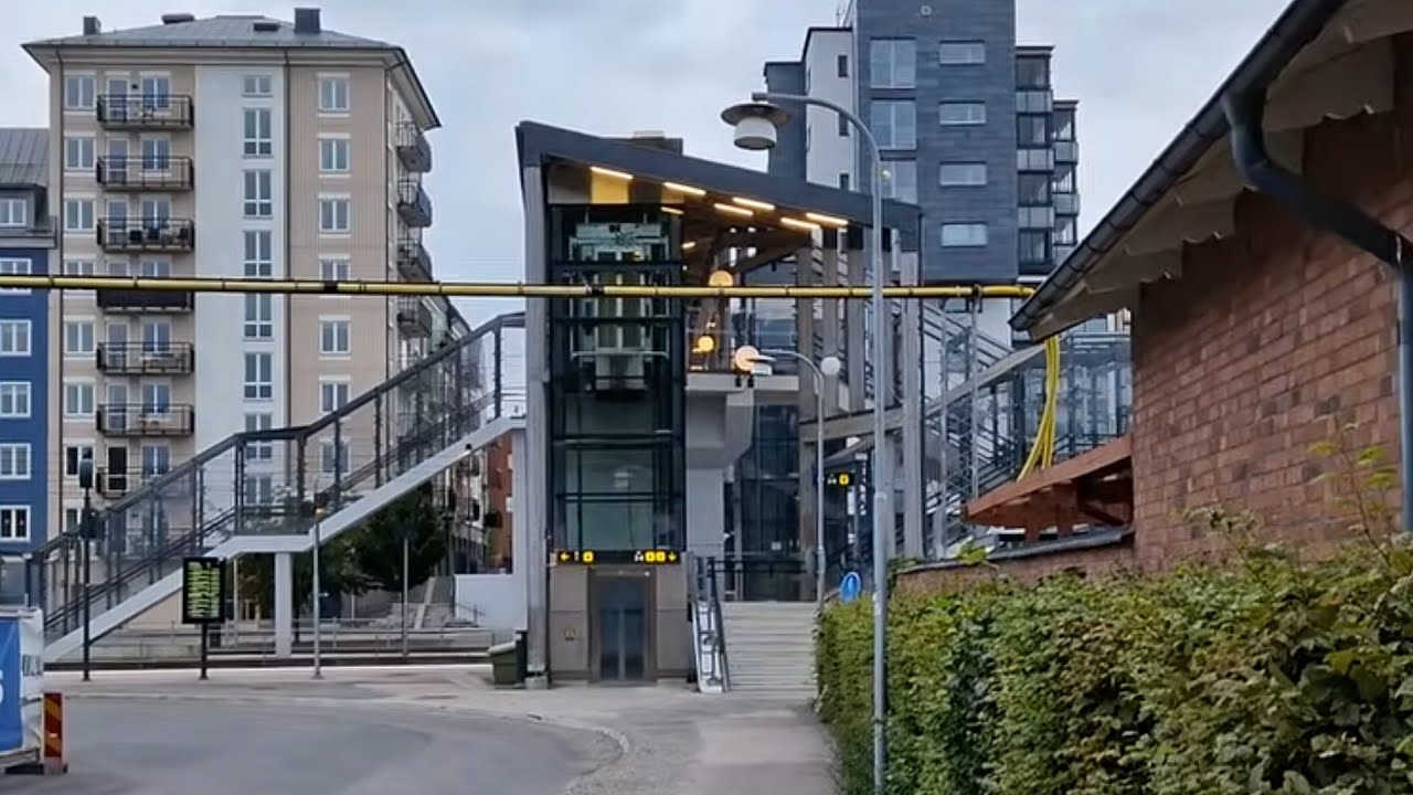 Kone EcoDisc KSS140 Aufzug auf einer Bahnüberführung (Kone EcoDisc trainstation lift) @Växjö HBF, SE
