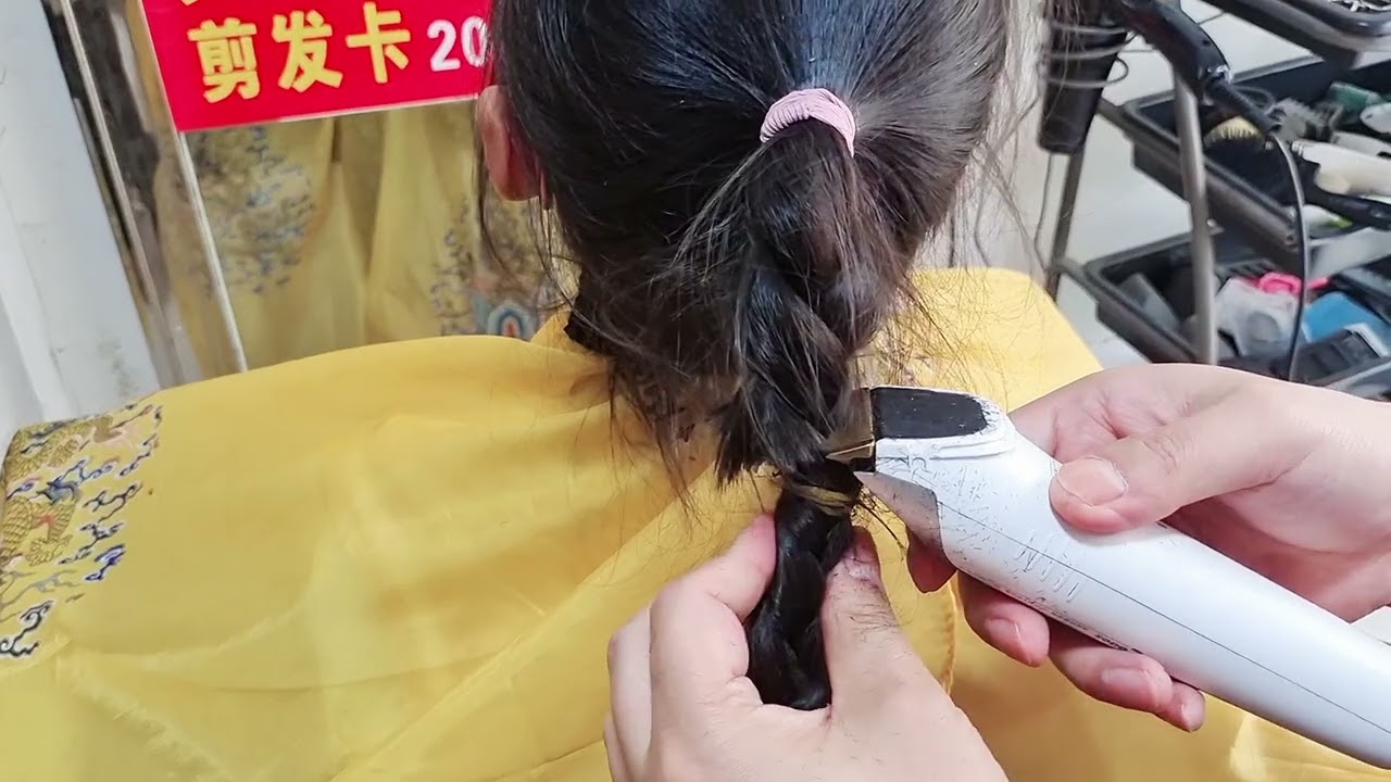 小女孩头发别太长，剪短对头皮比较好，轻松还时尚