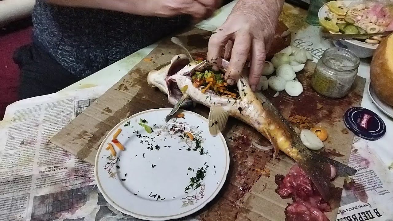 Фаршируем рыбу нежно и аккуратно.