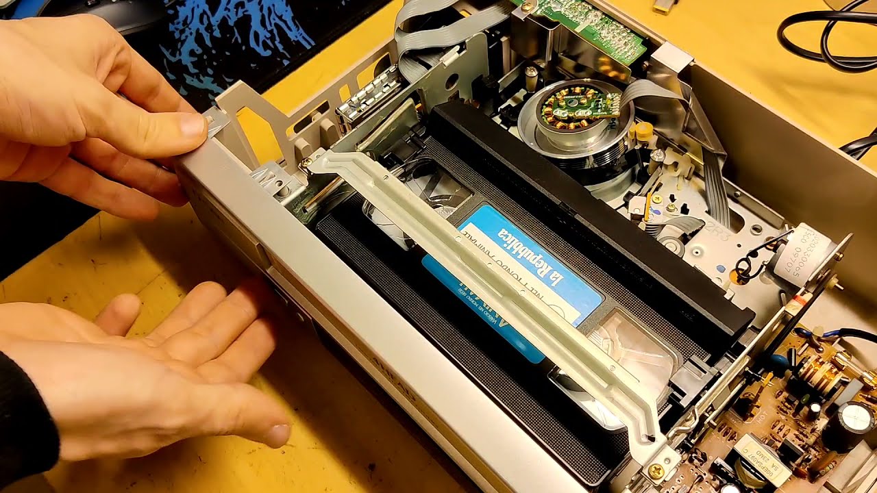 IL MIGLIOR VIDEOREGISTRATORE DEL MONDO - Riparazione  VHS Funai