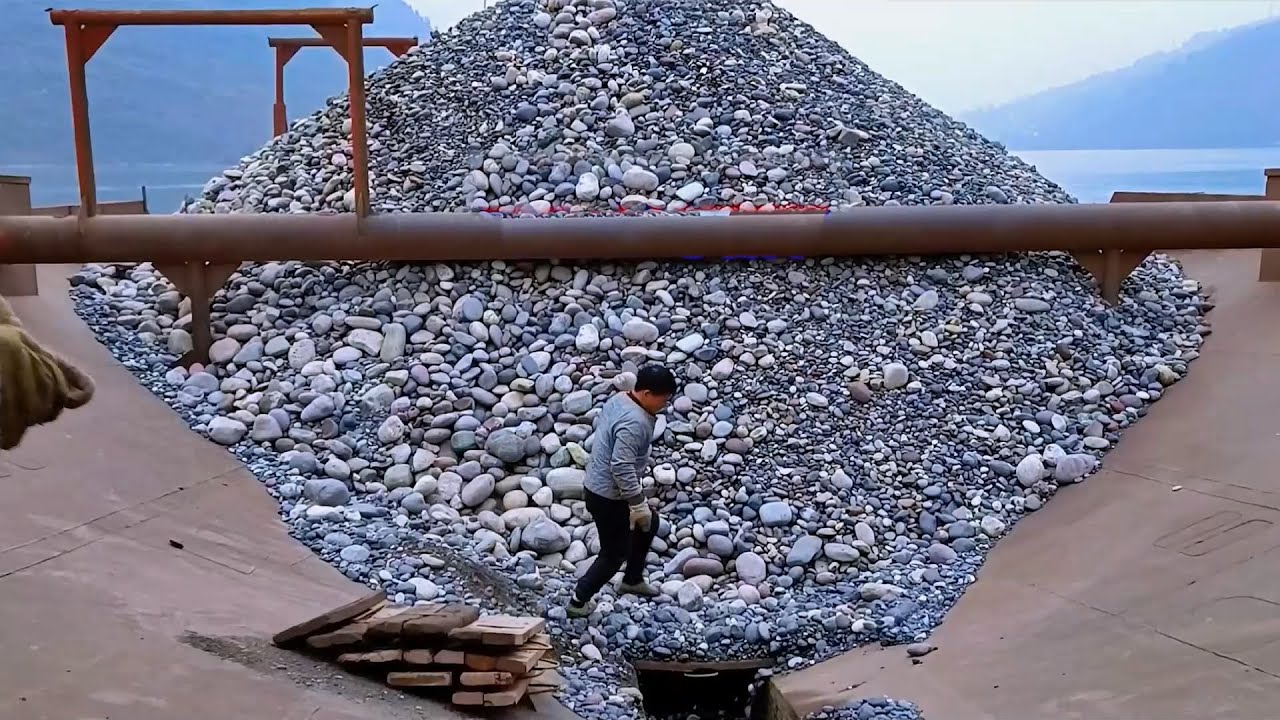 Self-unloading ship pebbles unloading