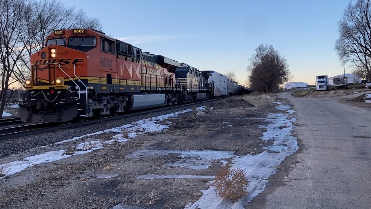 BNSF Manifest Train with Leaking Grain Car Passes thru Chadwick! 12/20/2025