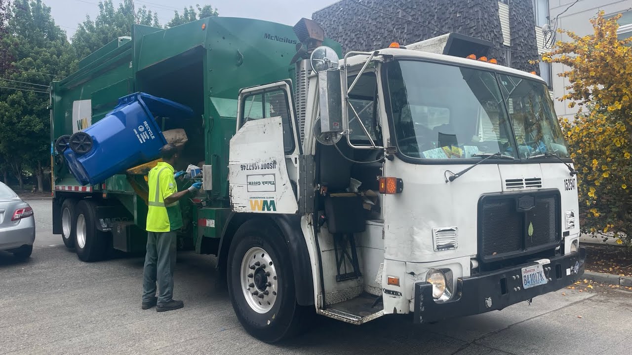 Waste Management of Seattle ~ Roaring Autocar WXLL McNeilus MSL Garbage Truck on Heavy Recycle!
