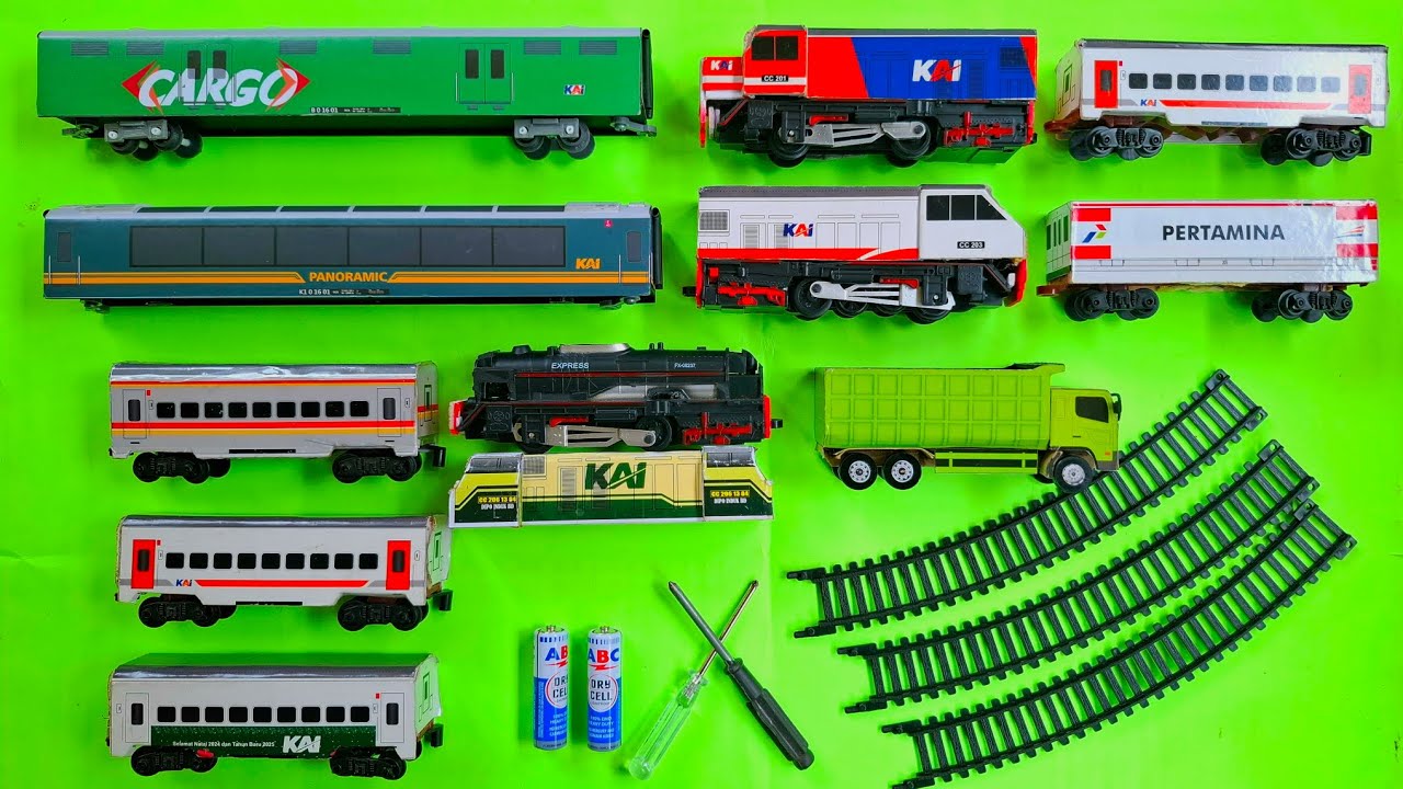 MEMBUAT DAN MERAKIT MAINAN KERETA API PANJANG CC203 MEMBAWA GERBONG PERTAMINA MENABRAK TRUK TOWING