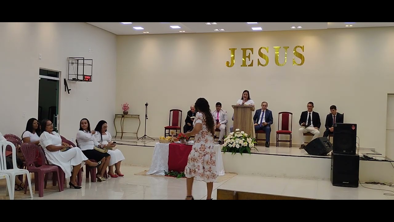 A irmã Hérica Priscila adorando a Deus congregação Siloé 