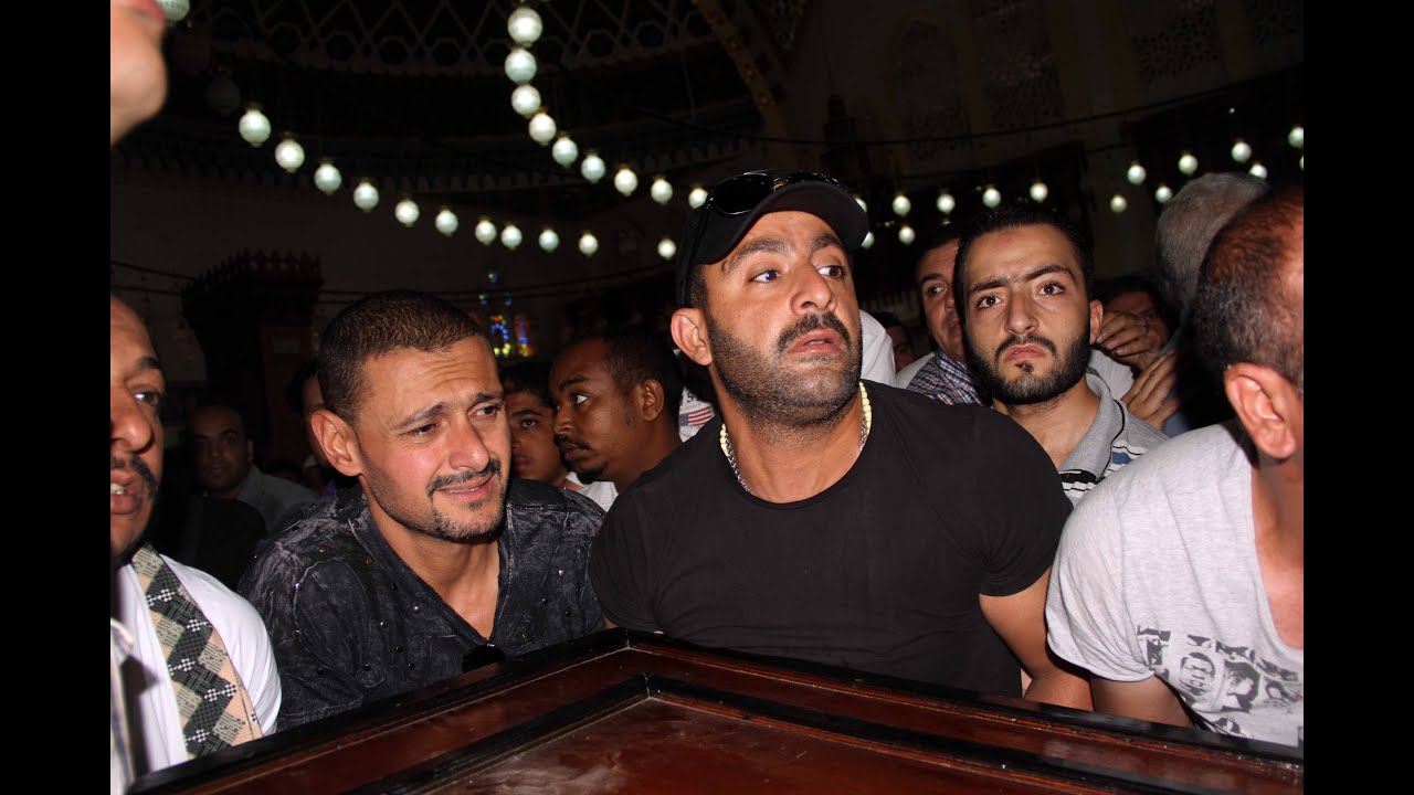 مصر العربية | رامز جلال يستعين بالجاردات لحماية عزاء والده
