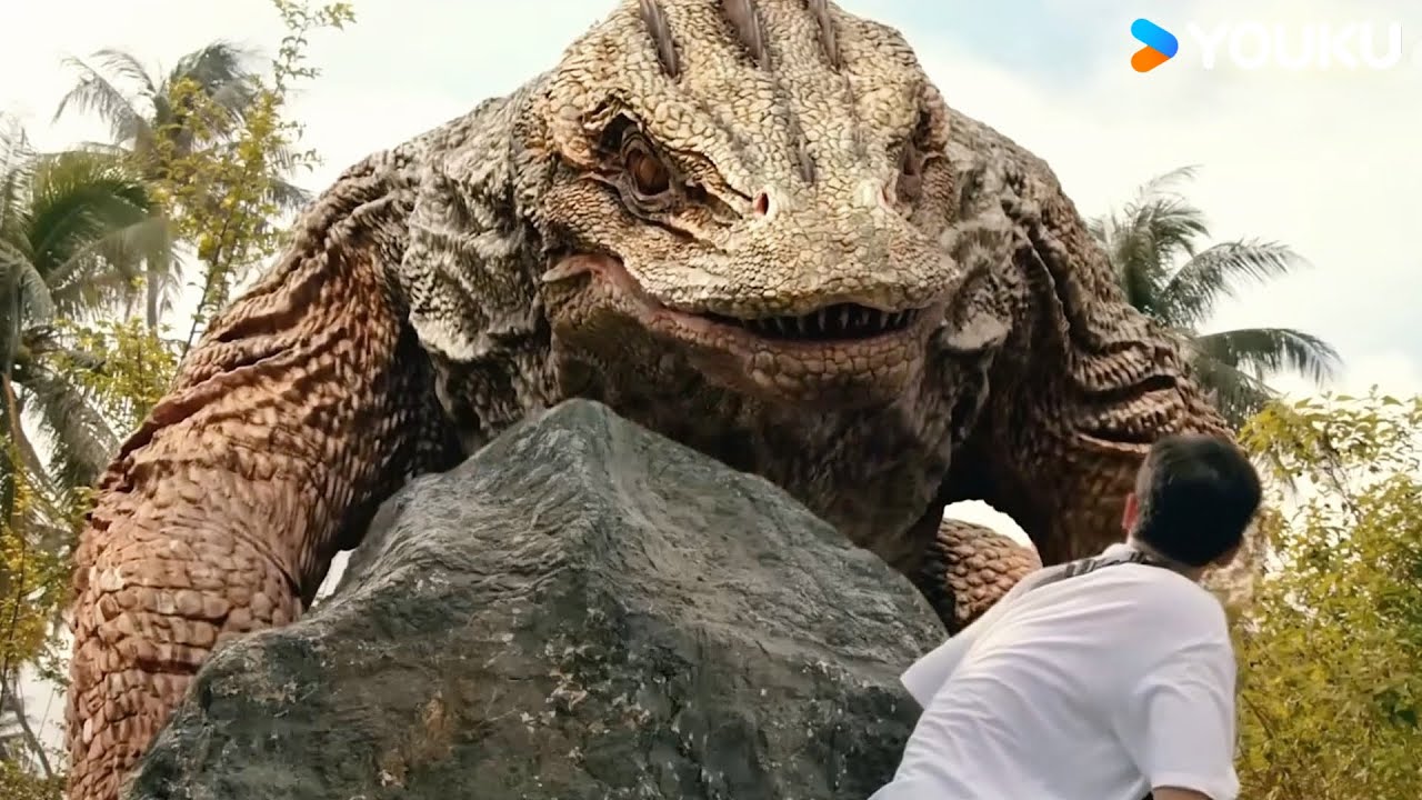 🦎😱Man Turns Around&mdash;Giant Lizard Stands Behind Him! | Varanus Priscus | YOUKU MONSTER MOVIE