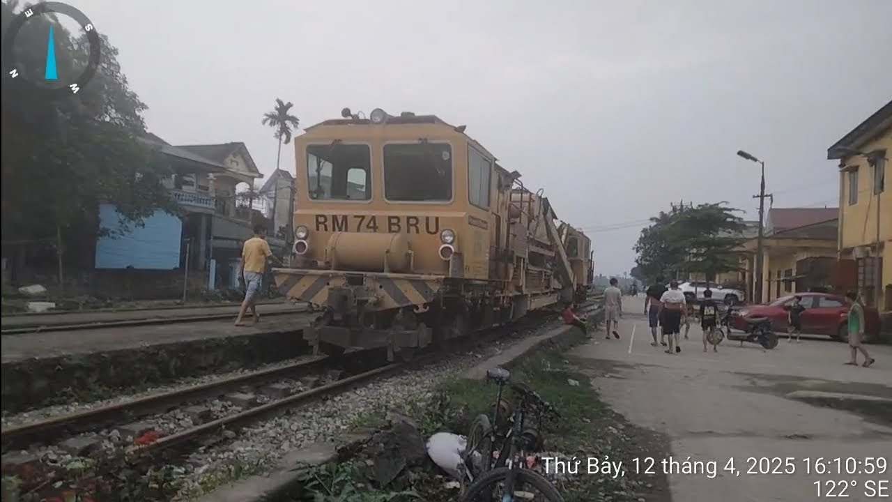 [1093]M&aacute;y S&agrave;ng Đ&aacute; Plasser & Theurer RM74 K9201/2 Ở Ga Ấm Thượng