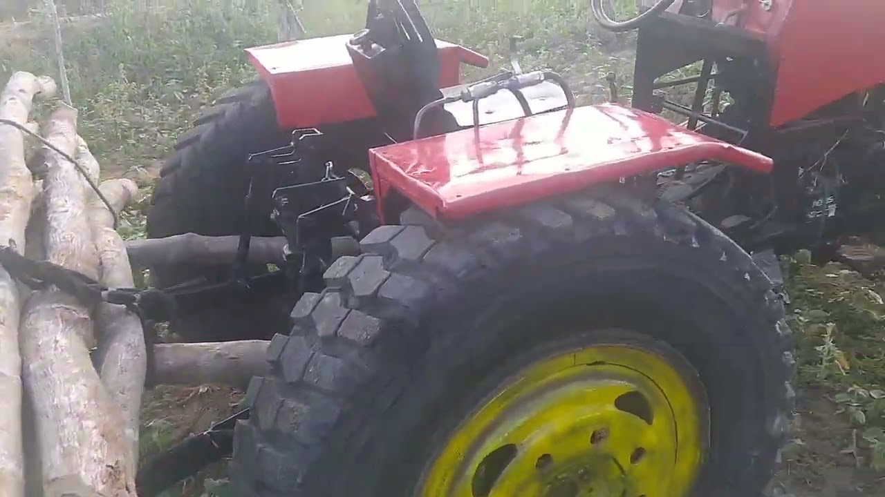 carregando estacas no tratorzinho