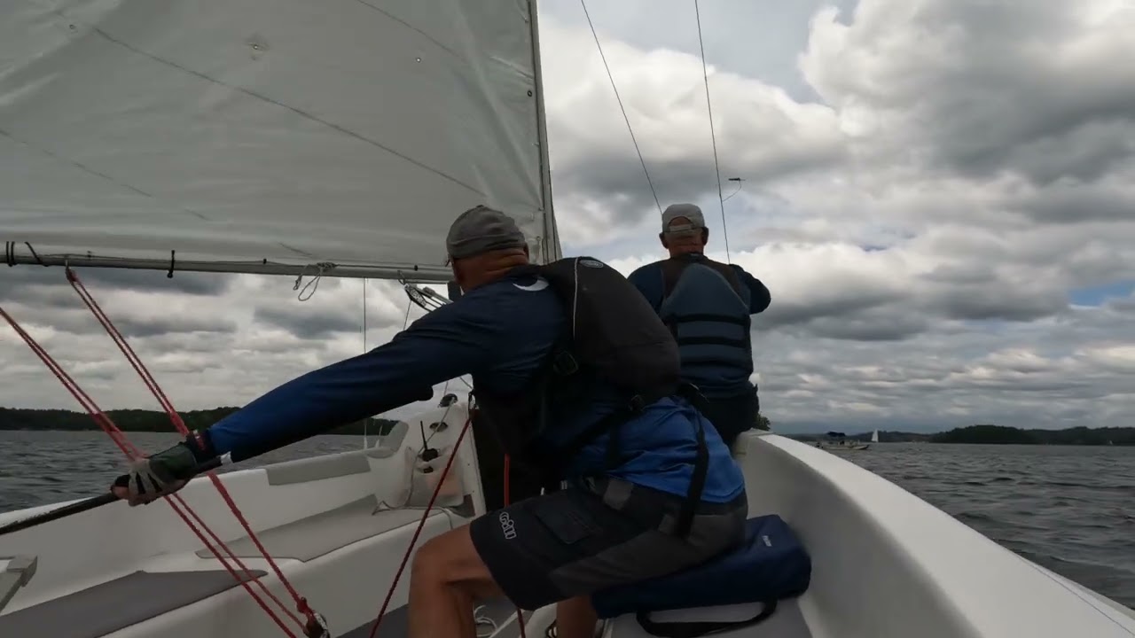 25 knot gust in a Hunter 216