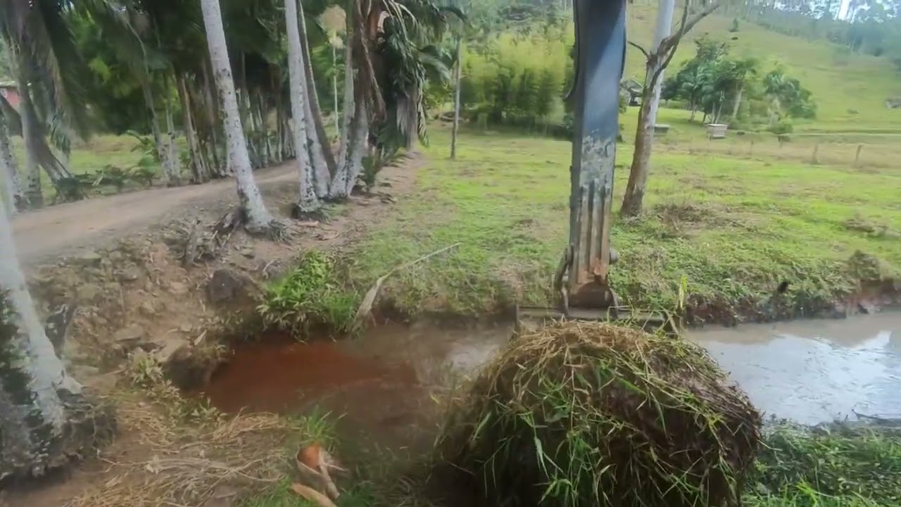 escavadeira limpando valas