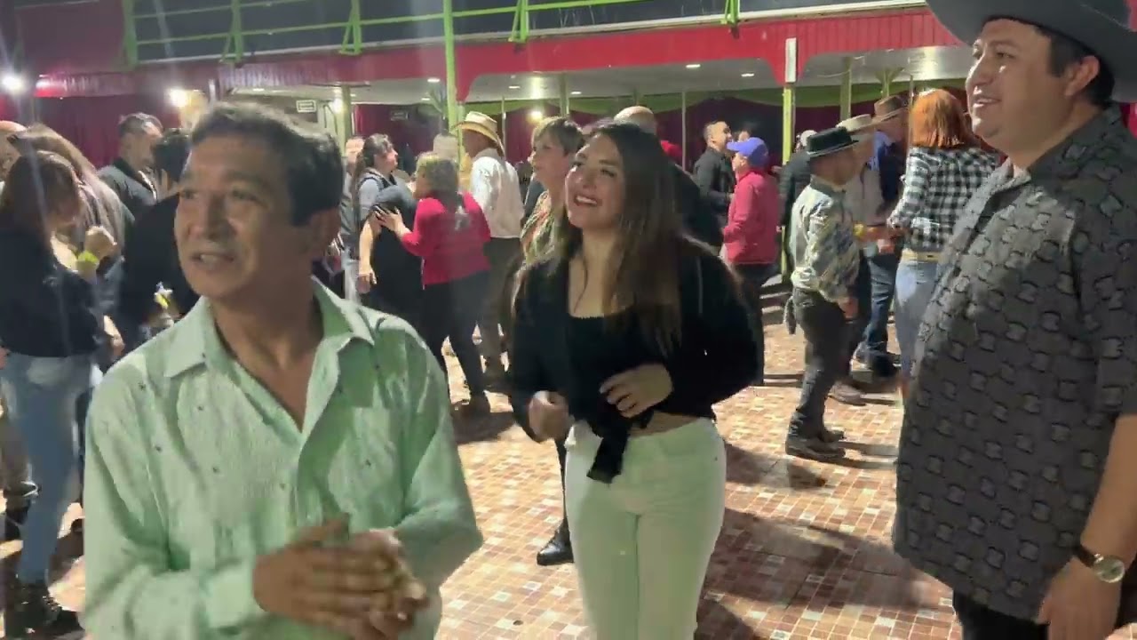 Que tremendo baile se mando Roxana con el pariente  al ritmo de PIKARONES DEL RITMO - CHILE