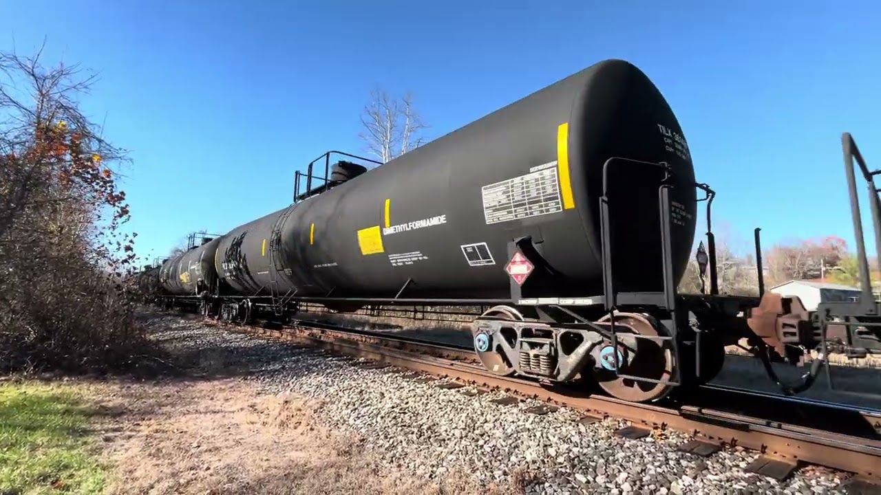 Чуть не пропустил грузовой поезд! Almost missed the freight train! 