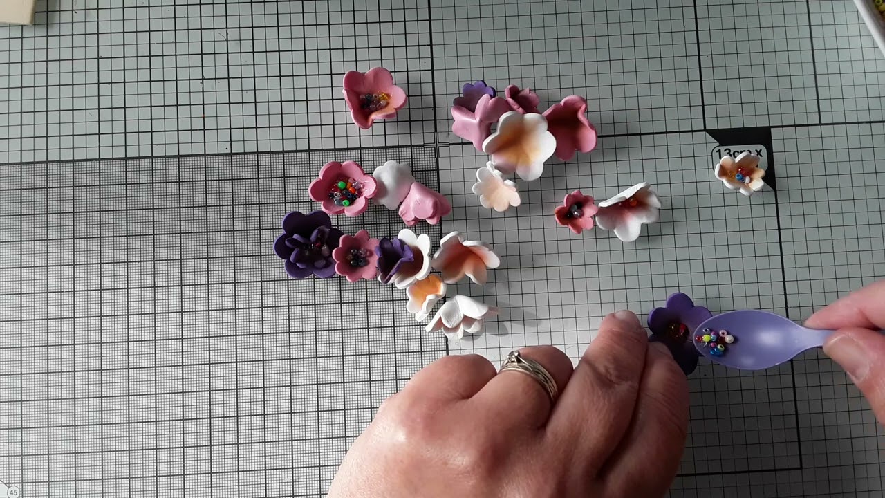 FLEURS EN MOUSSE ET PERLES DE ROCAILLE