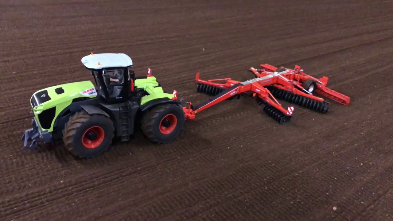 Siku 6791 Claas Xerion Control  5000 bei der Feldarbeit