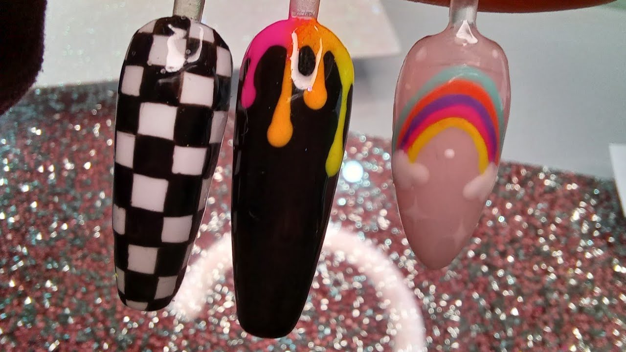 Mano alzada en uñas (ajedrez, gotas y arcoiris )