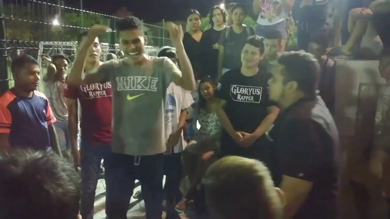 Un coste&ntilde;o rapeando