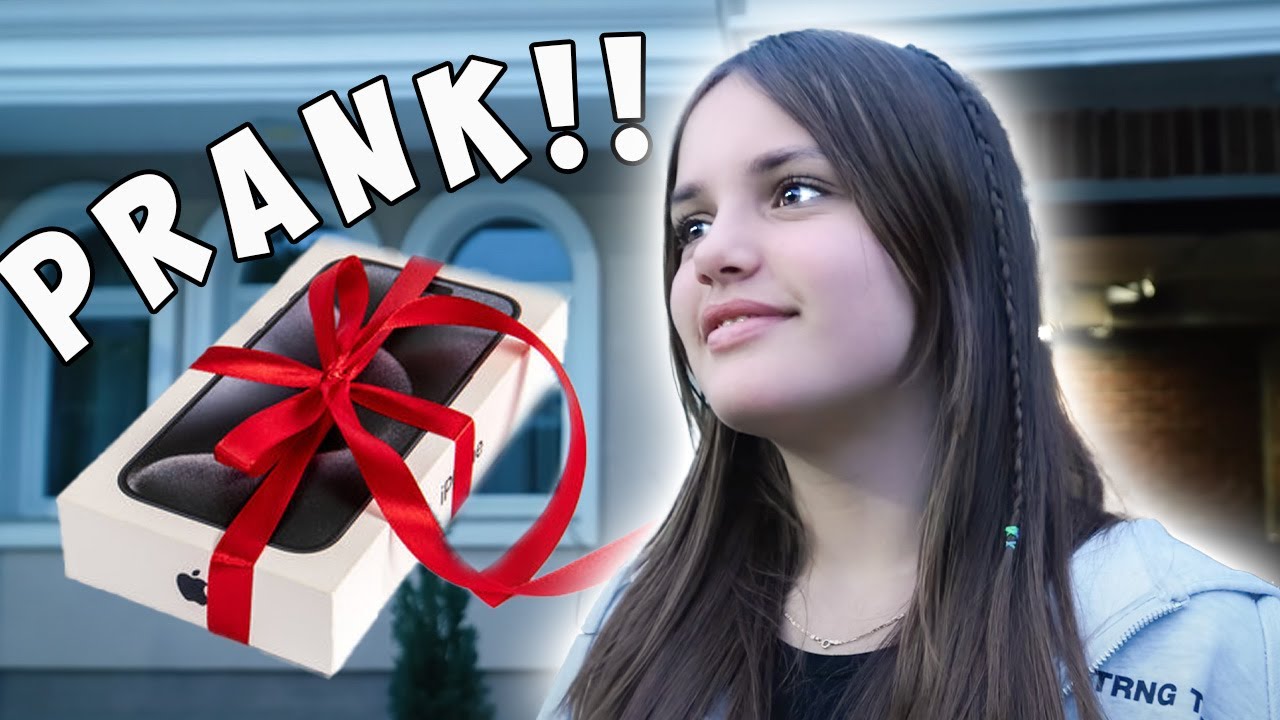 I BOUGHT MY SISTER A BRAND NEW IPHONE (PRANK MEDINA)