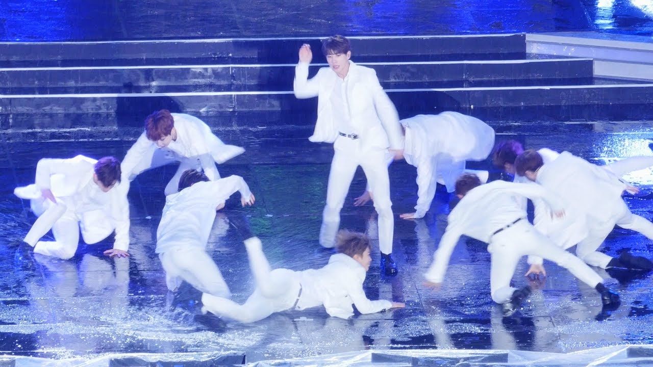 유앤비 UNB : 감각 Feeling : 직캠 Fancam : 비 : 미끄러운 무대 slip on stage