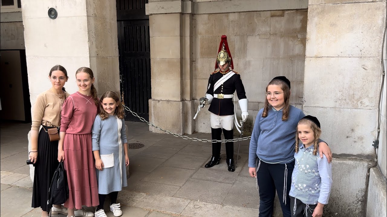 Disrespect at Horse Guards by Some Tourists 😤
