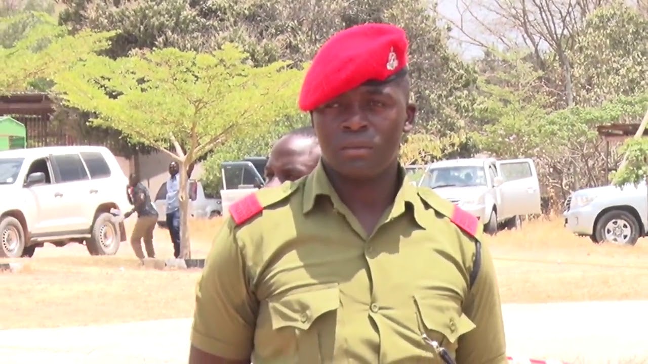 Mtazame askari(FFU)alivyomkanyaga nyoka na kumuua mbele ya Waziri Mkuu