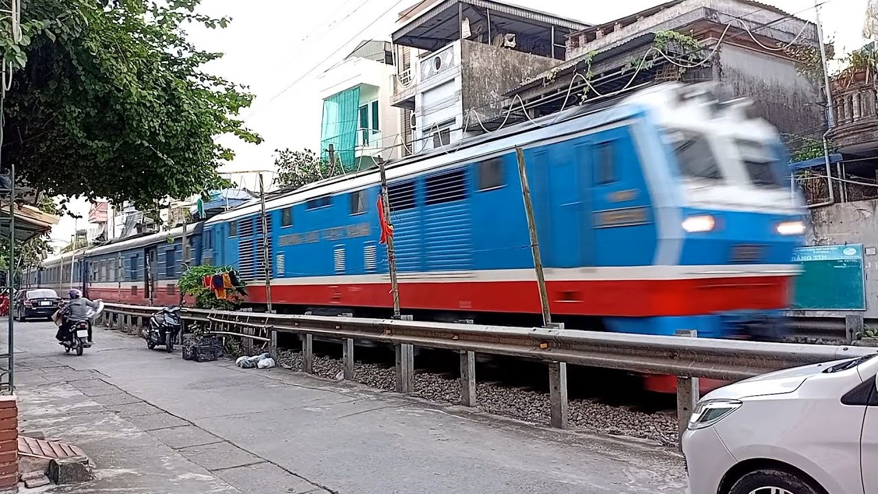 [448] D19E-921 kéo tàu SE6 suýt bị dừng giữa chắn khi đang vào ga Nam Định (17:23) (23/9/2025)