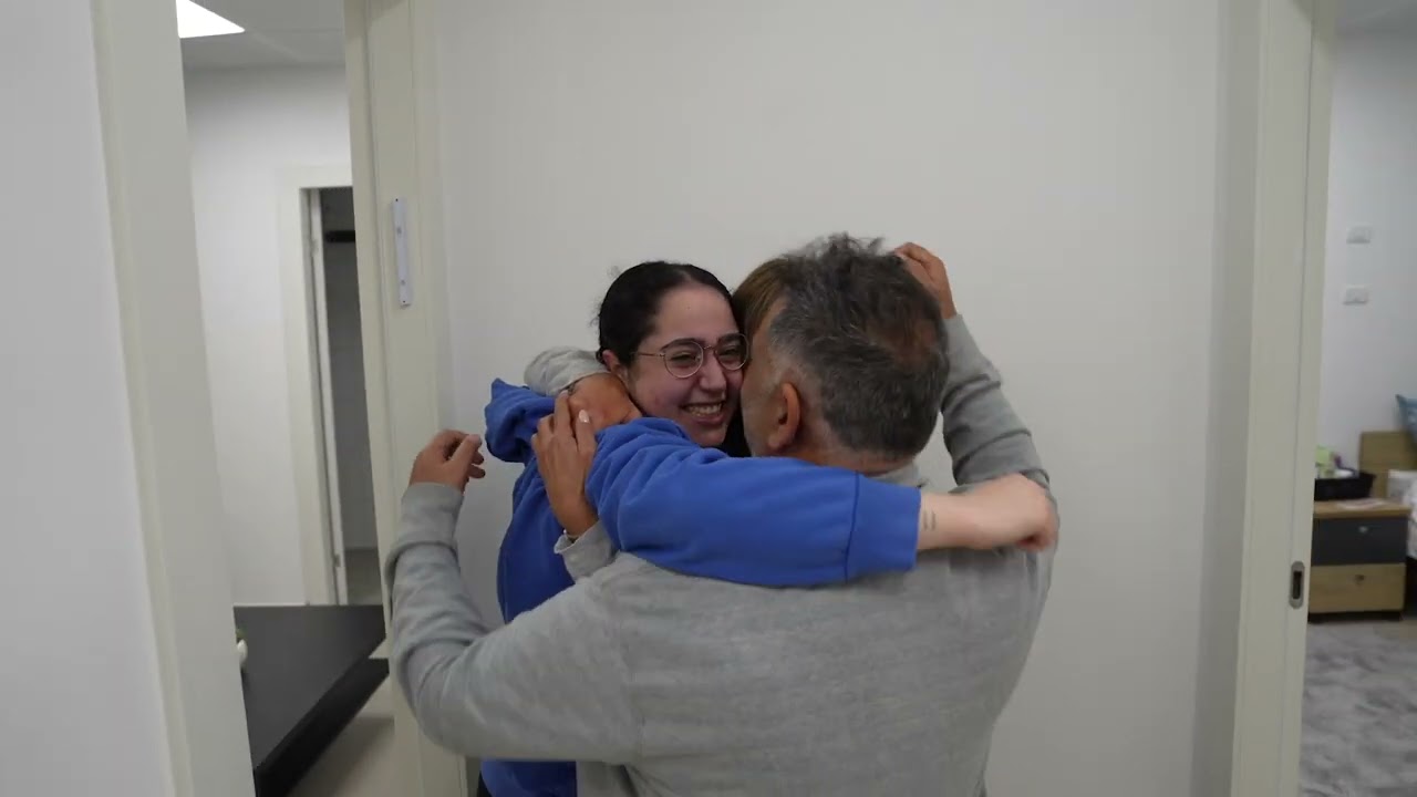 לירי אלבג ברגע המפגש עם הוריה