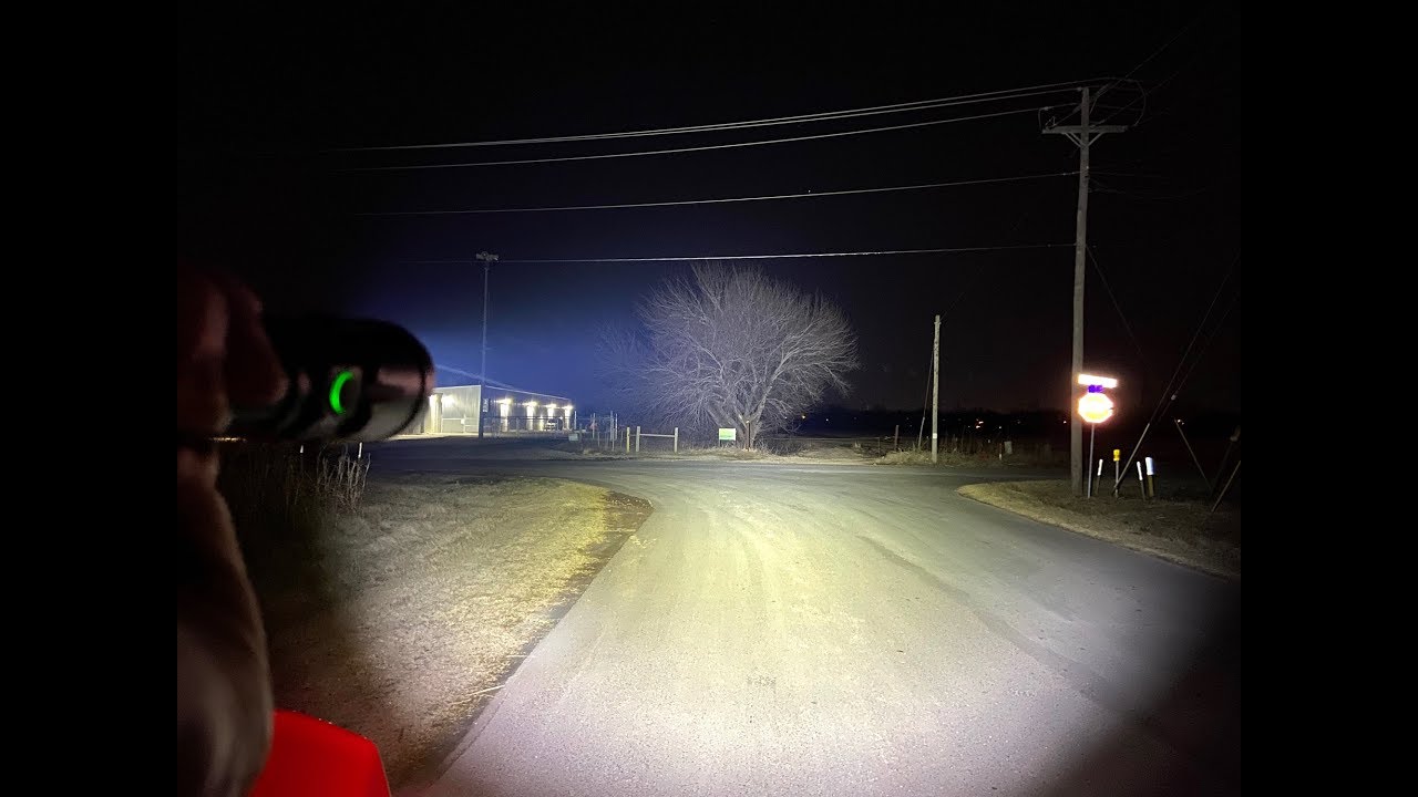 Klarus XT21X Outside 4000 Lumens!!! XHP70.2