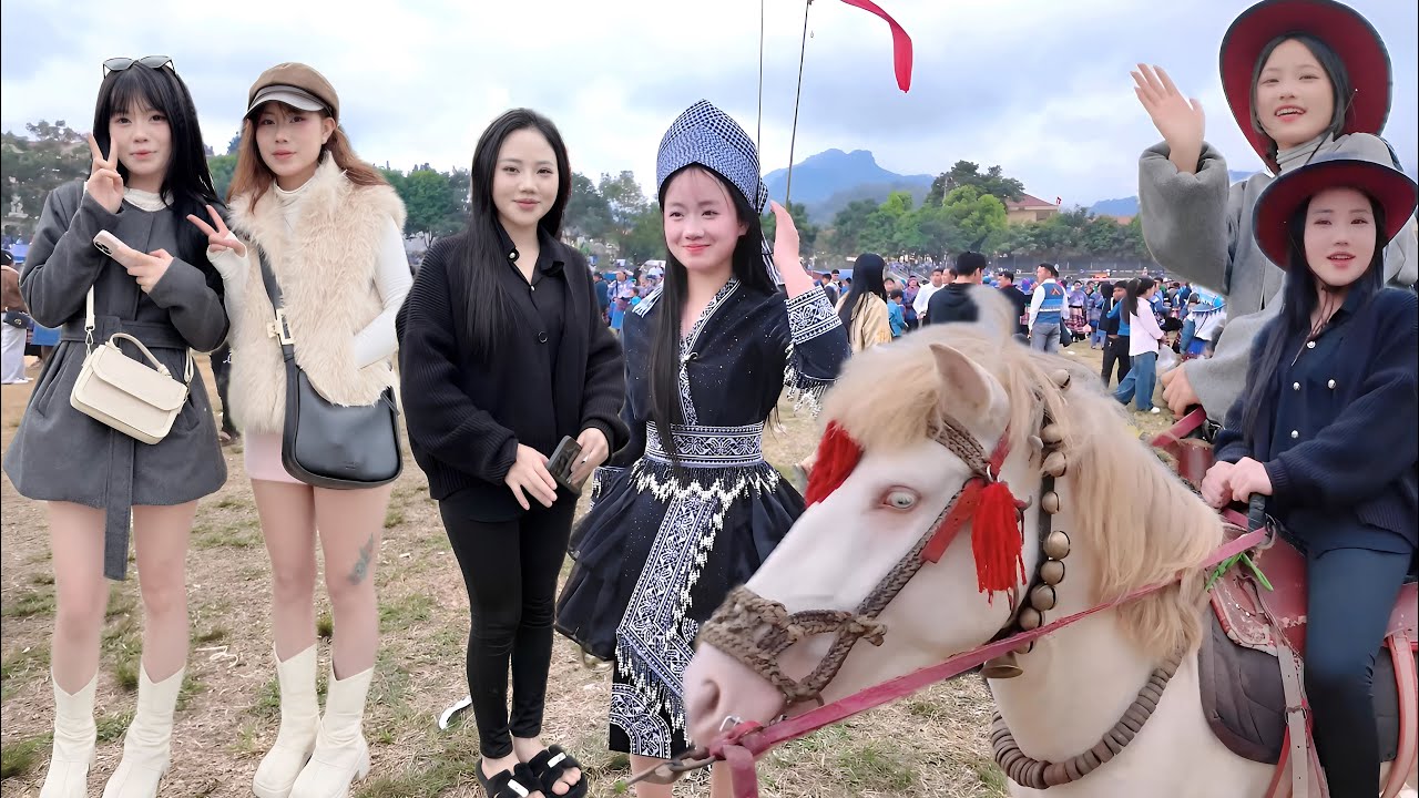 Lễ Hội Gầu Tào BẮC HÀ Gái Xinh Đua Nhau Đi Cưỡi Ngựa - Lượng Tây Bắc