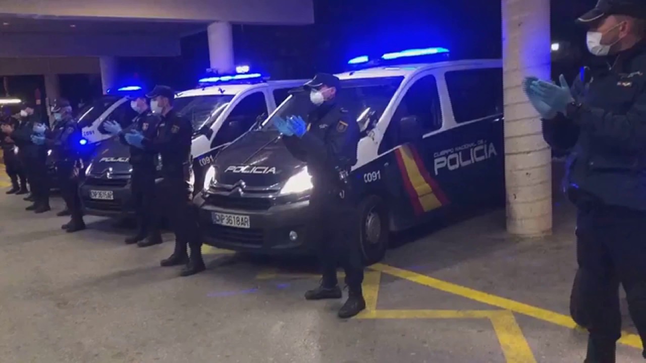 Homenaje a sanitarios y policías