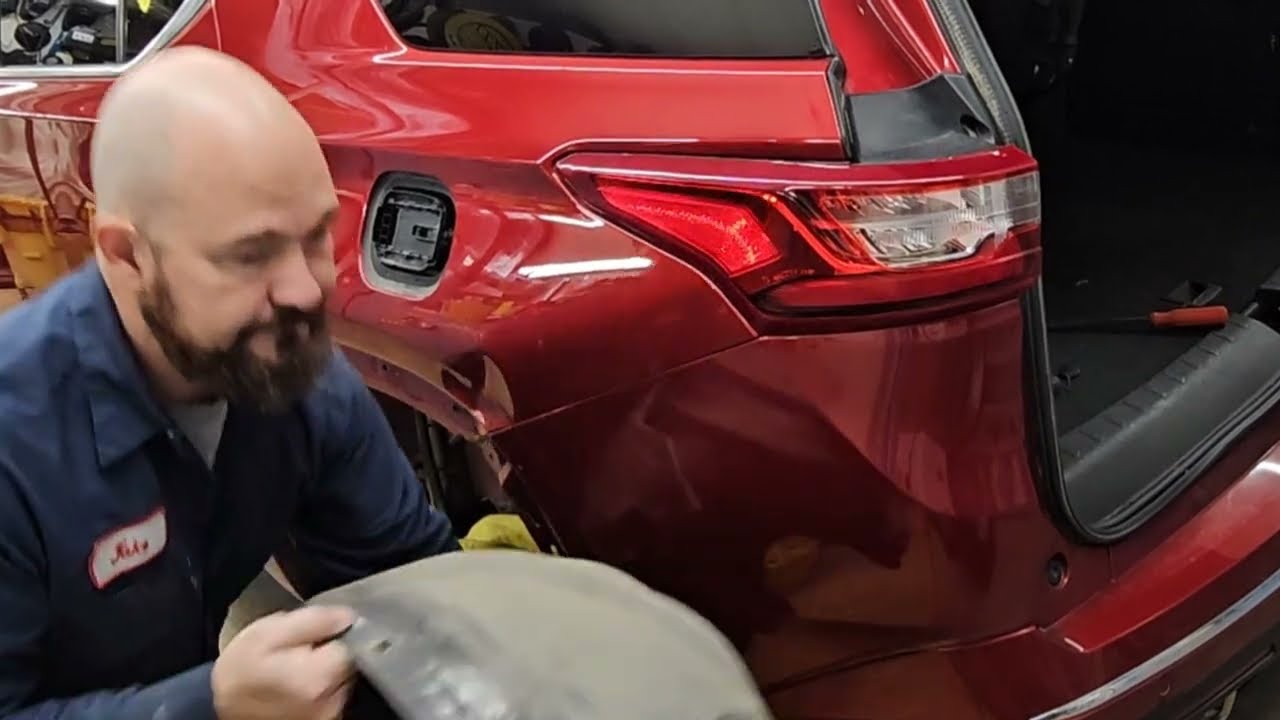 Как снять блок стоп-сигнала заднего фонаря. Светодиодная лампа Chevrolet Traverse 2018-2024 годов...