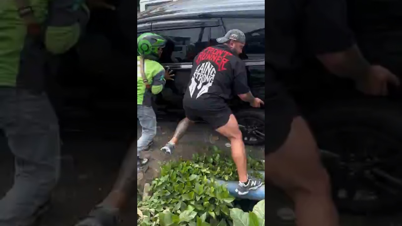 Momen Selebgram Bule Bantu Mobil di Bali yang Terjebak