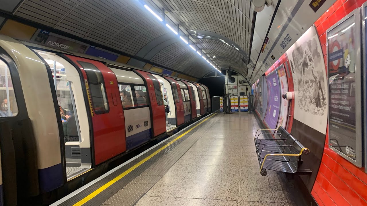 Trains at Baker Street. London Underground deep level tubes. (Jubilee and Bakerloo line)