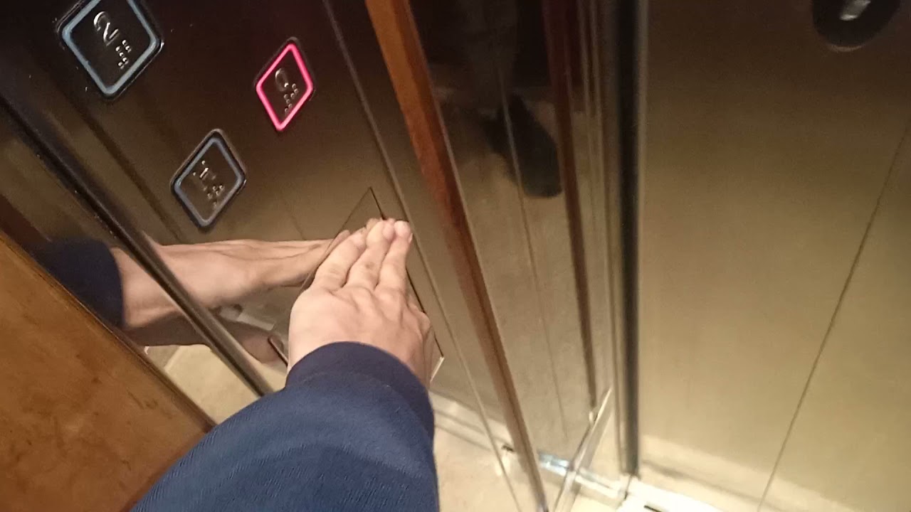 Ασανσέρ σε ιατρικά γραφεία, στα Μέγαρα