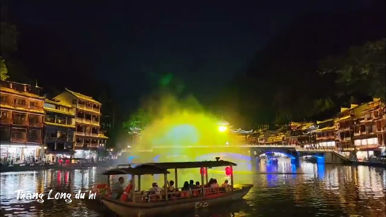 [T7.2023] Trình diễn âm nhạc ánh sáng trên sông tại Phượng Hoàng Cổ Trấn, Hồ Nam, Trung Quốc