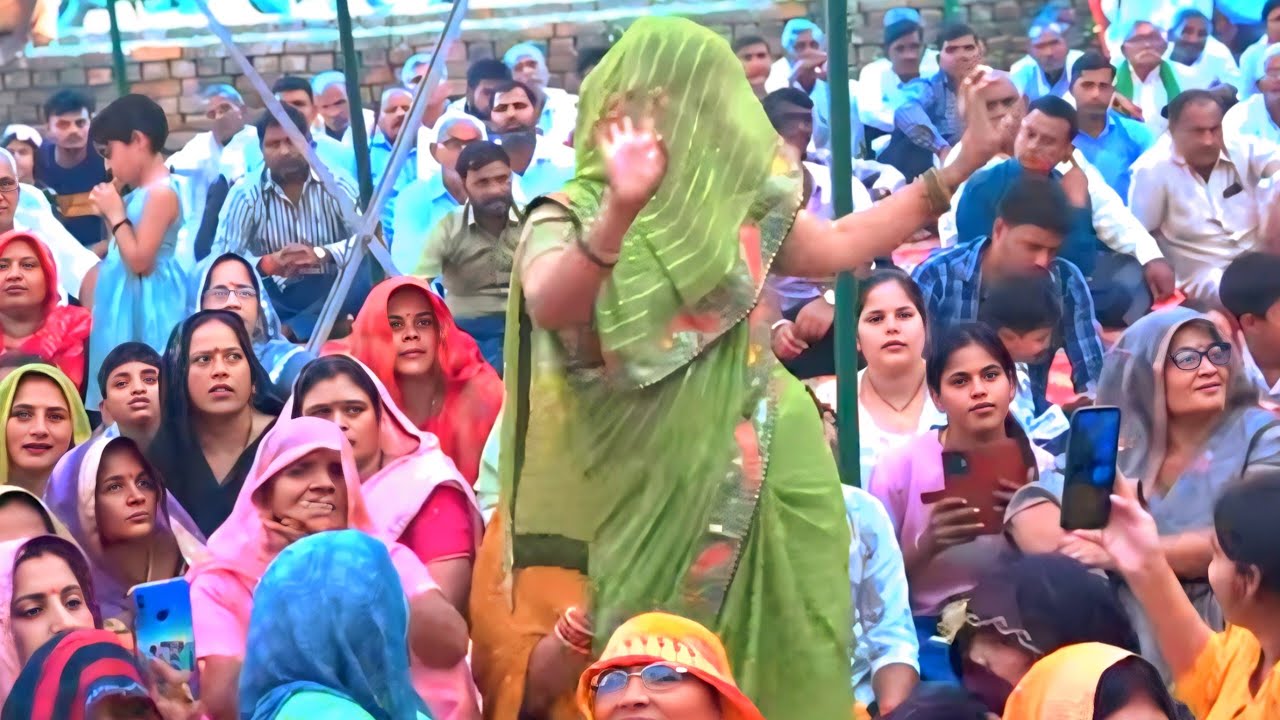 मैनपुरी में मास्टरनी का रिकॉर्डतोड़ डांस  
