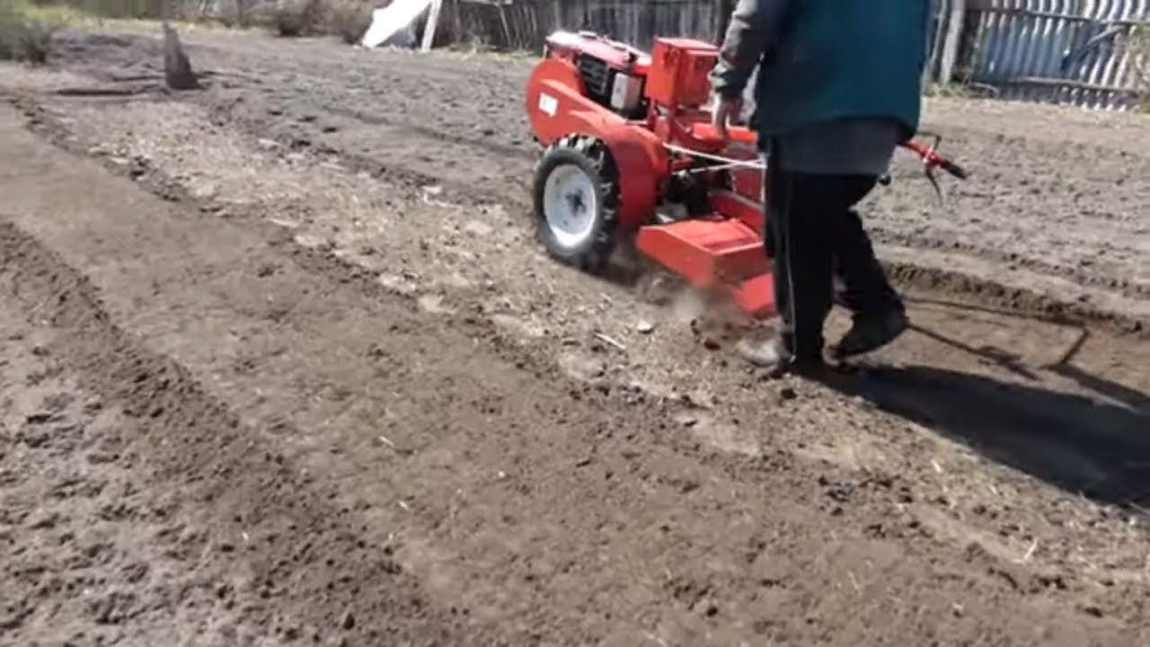 УСТАНАВЛИВАЕМ  ФРЕЗУ И ФРЕЗЕРУЕМ МОТОБЛОКОМ . ..