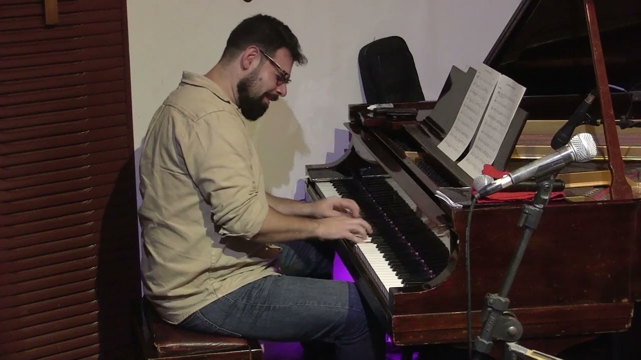 Solo de piano por Felipe Silveira - Ao Vivo no JazzB