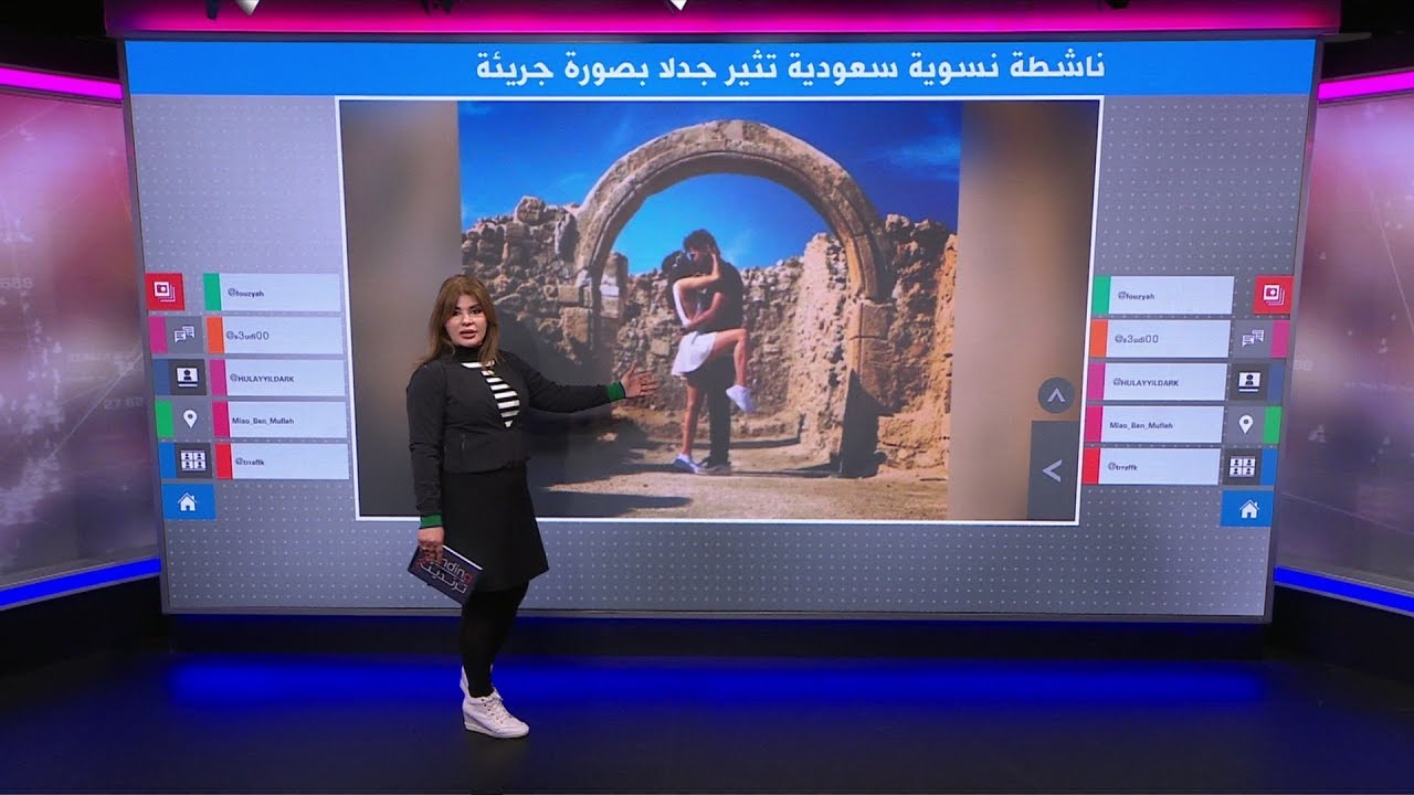 سعودية بفستان ”جريء“ تقبل زوجها بموقع أثري