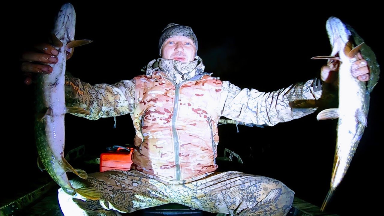 Ночная рыбалка дедовским способом или ванна рыбы за полчаса  Рыбалка на острогу Рыбалка с лодки