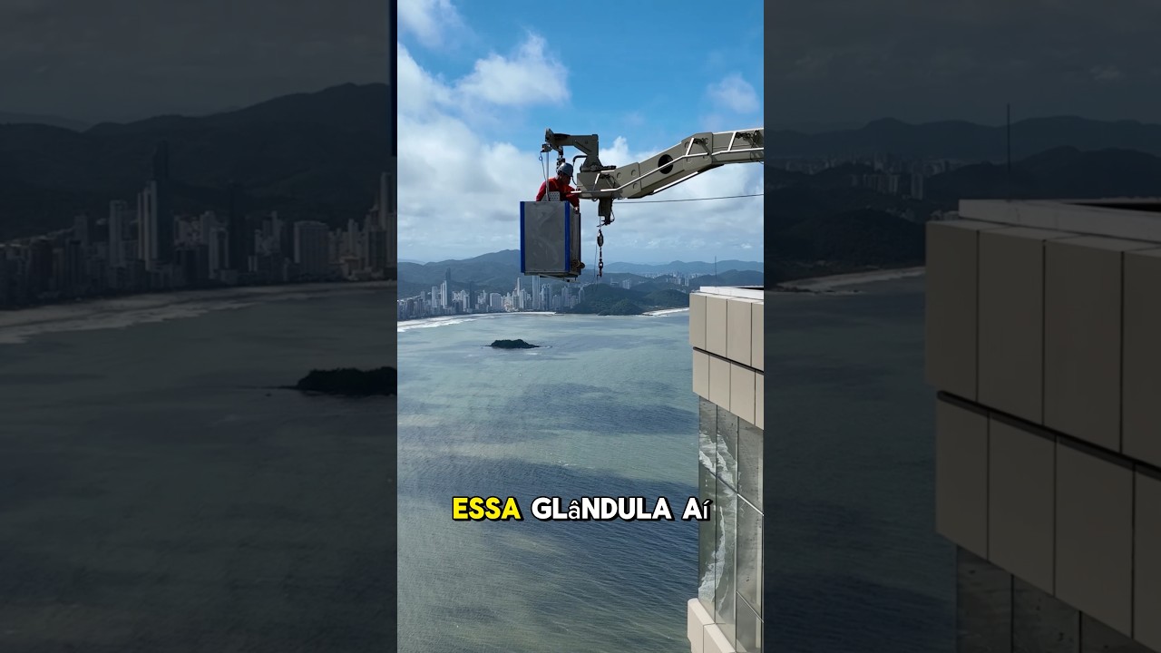 Voc&ecirc; teria coragem de trabalhar nas alturas em Balne&aacute;rio Cambori&uacute;? #balneariocamboriu #santacatarina