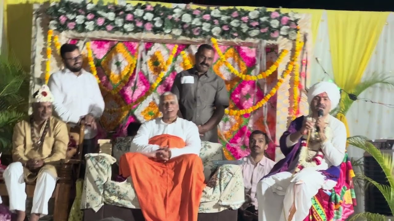 श्री दादा दरबार सारंगपुर महाराष्ट्र में महात्मा जी प्रवचन देते हुए। 