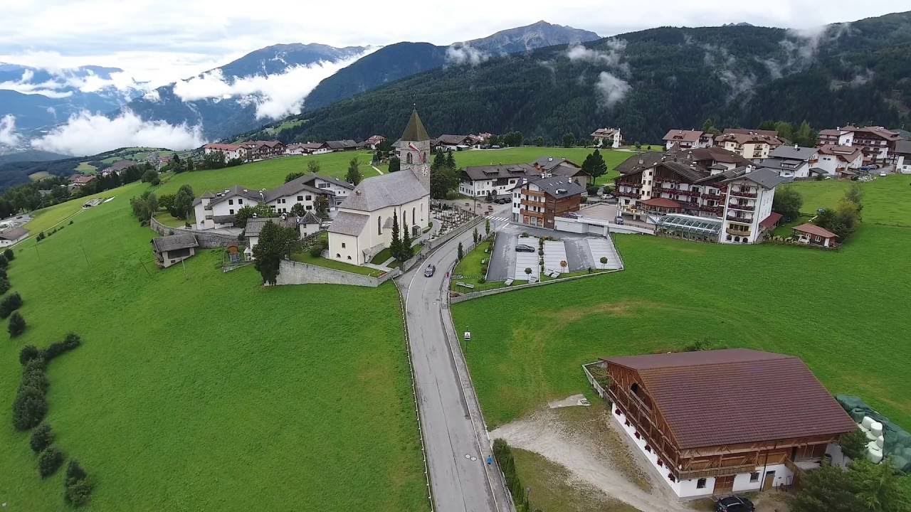 Meransen Südtirol Flug über das Stadtzentrum Drone