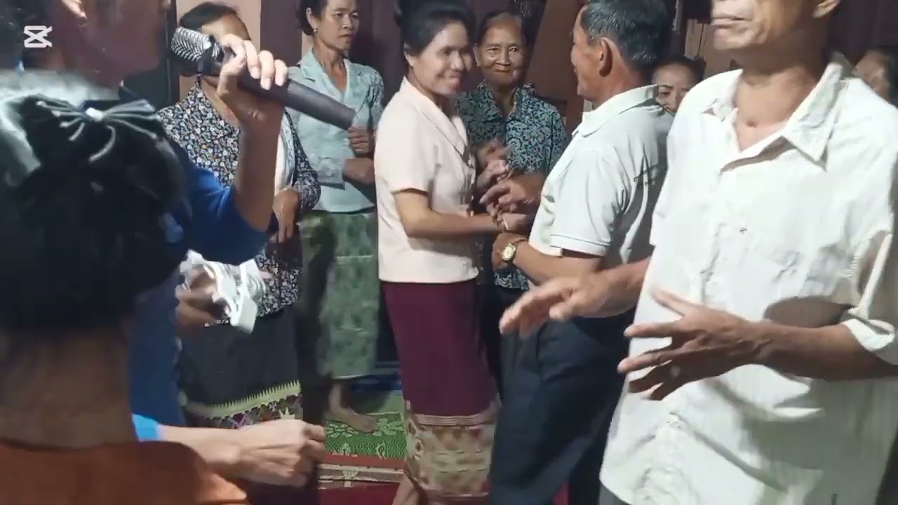 ເພງດອກຄາຍສະອື້ນໝໍລຳພື້ນບ້ານມ່ວນໆ #มาม่วนมาฟ้อน #นำกันเด้อจ้า