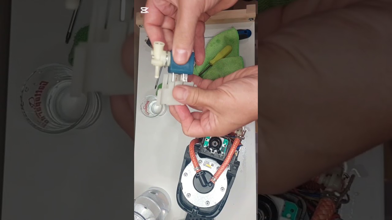 Lavazza tiny lm 800 . RIMANE IL CASSETTINO PORTACAPSULA BLOCCATO. SOSTITUZIONE ELETTROVALVOLA.