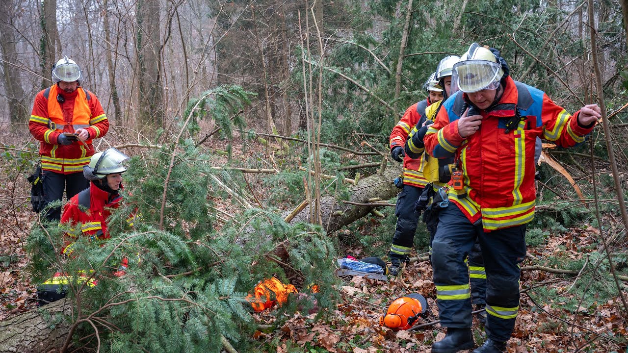 Rettungsübung im Wald - Berufsfeuerwehr und Forstamt optimieren Rettungskette
